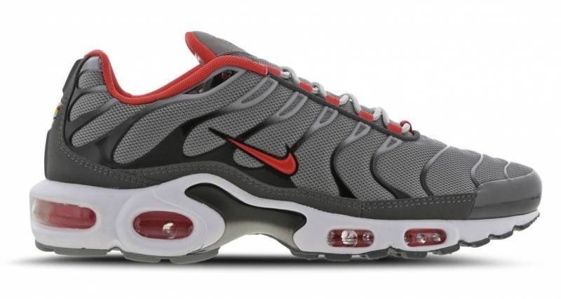 Nike Air Max Plus TN grau mit rotem Swoosh