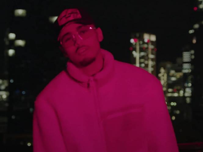 Casar - Habibi Outfit: Cap, Hoodie, Jacke, Sneaker, Jeans, Brille, Mantel