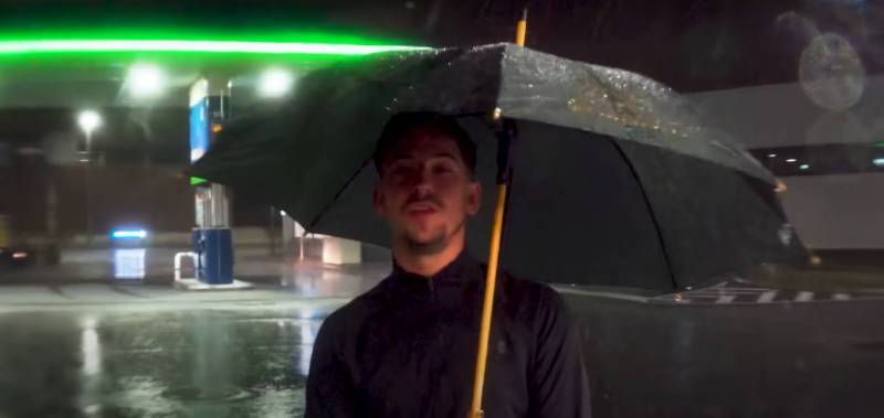 Yung Hurn Schlimm Style mit Regenschirm