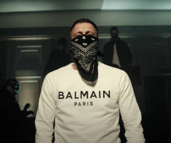 AK Ausserkontrolle Blackout Outfit: Balmain Pullover, Tuch, Jeans, Schuhe